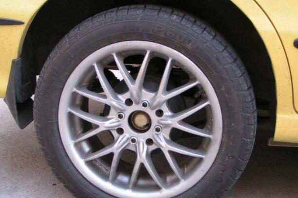 汽车轮毂不耐脏，去4s店保养又太贵，这个...