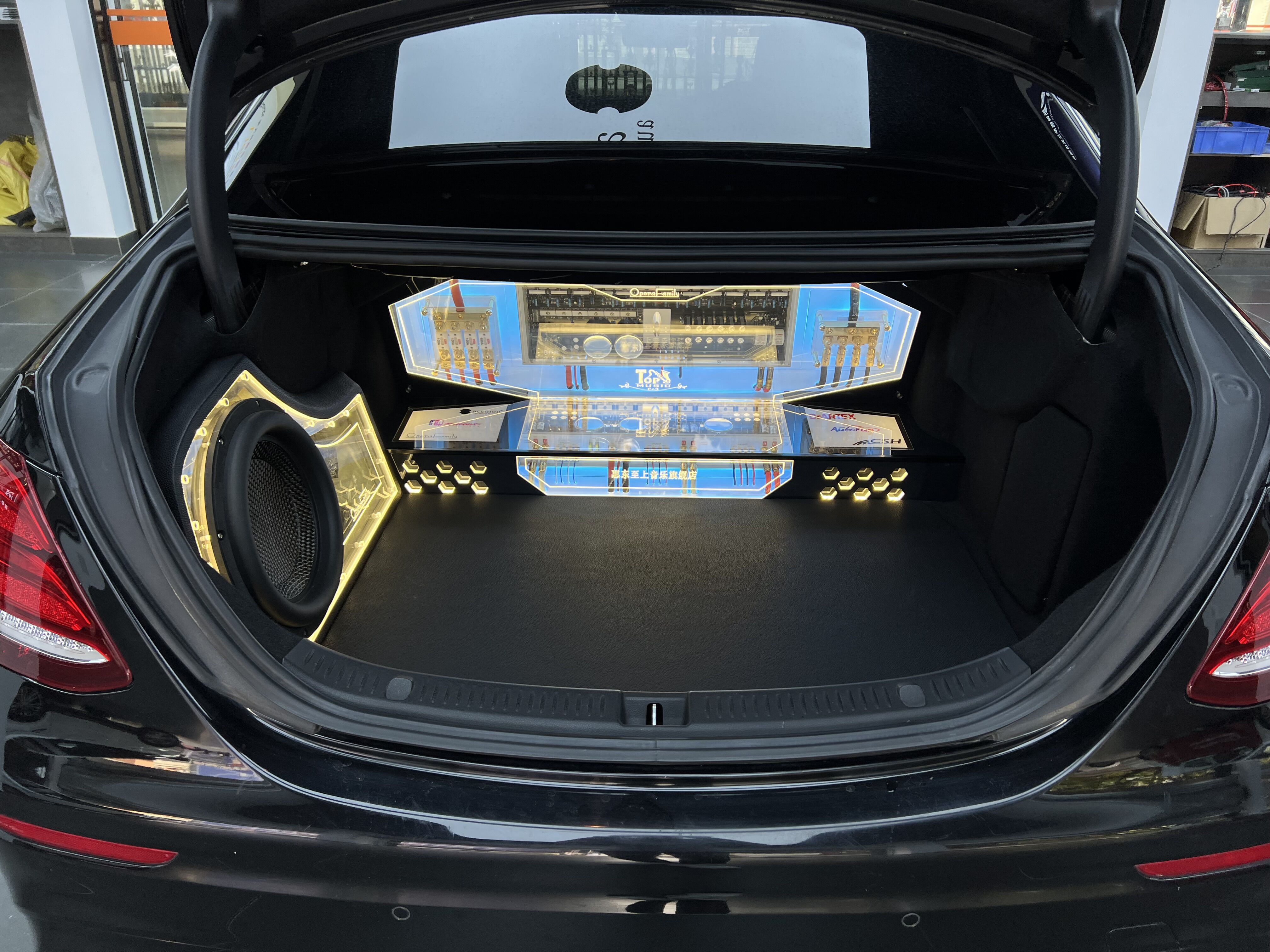 奔驰E级全套升级歌剧世家 精美的尾箱倒模又来抢镜了！