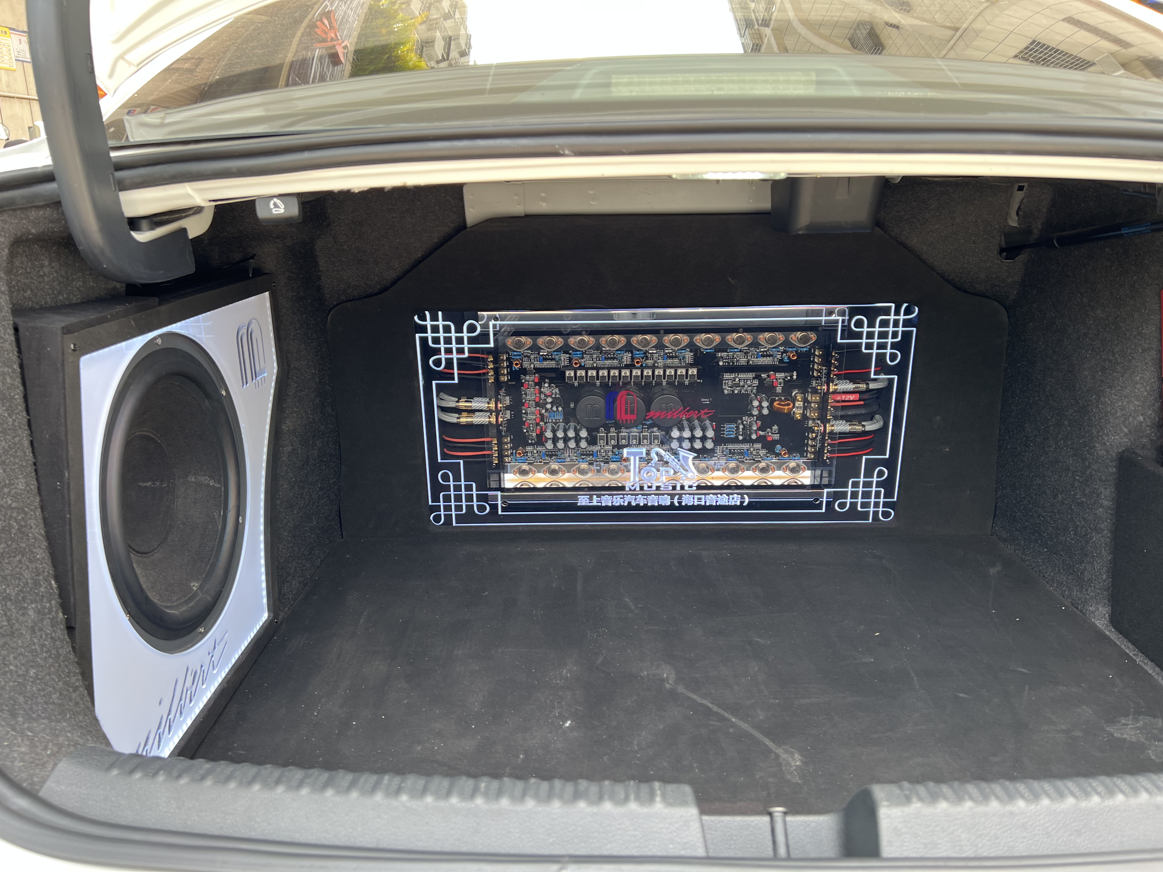 大众速腾发烧改装鉴赏 前声场和尾箱皆有亮...