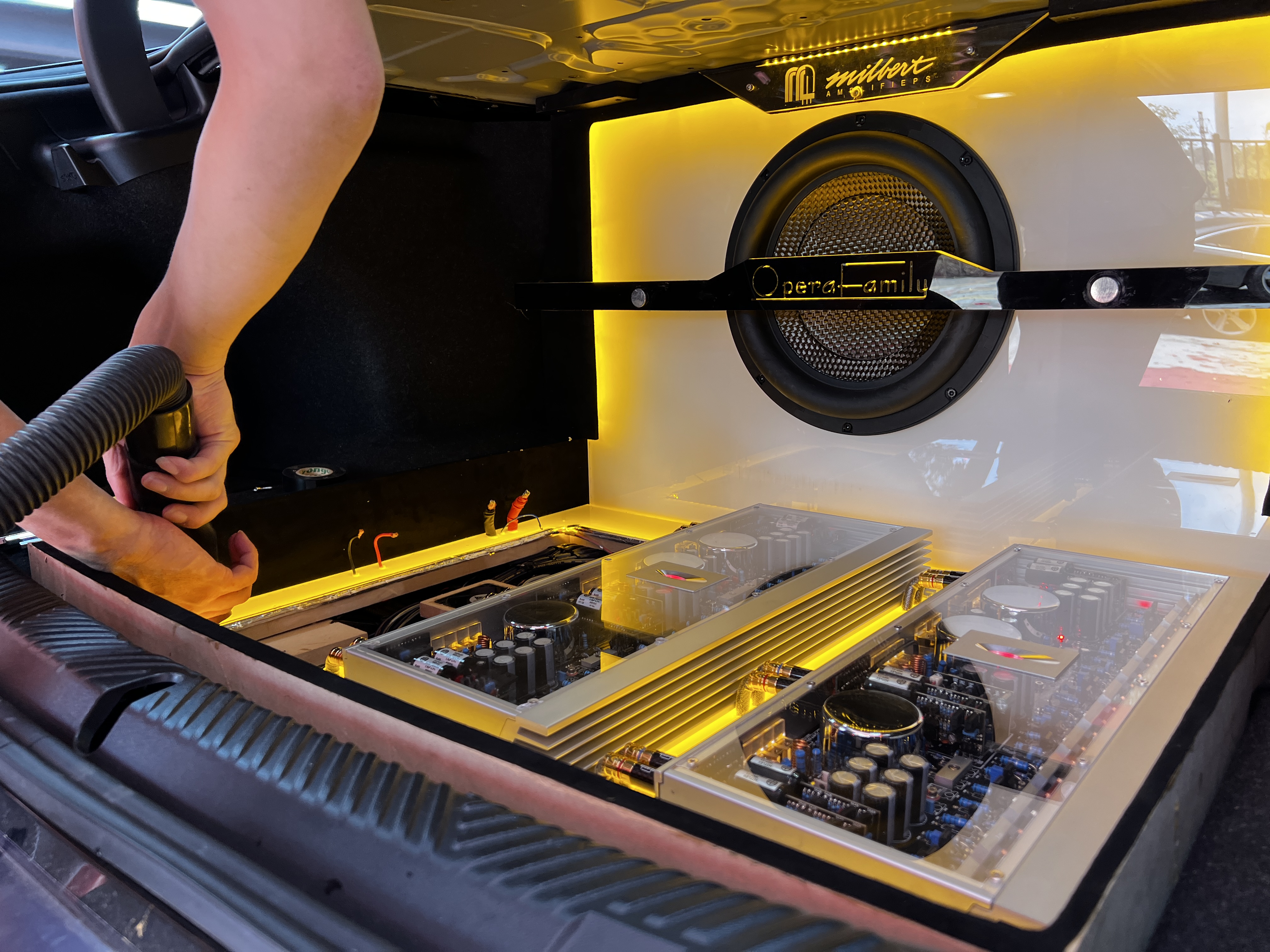 至上音乐全国巡回名师调音会-昆明站：宝马530音响升级，感受震撼的听觉盛宴！